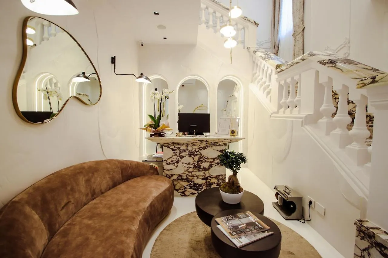 The Crown Boutique Hotel & Spa Tirana 4*,